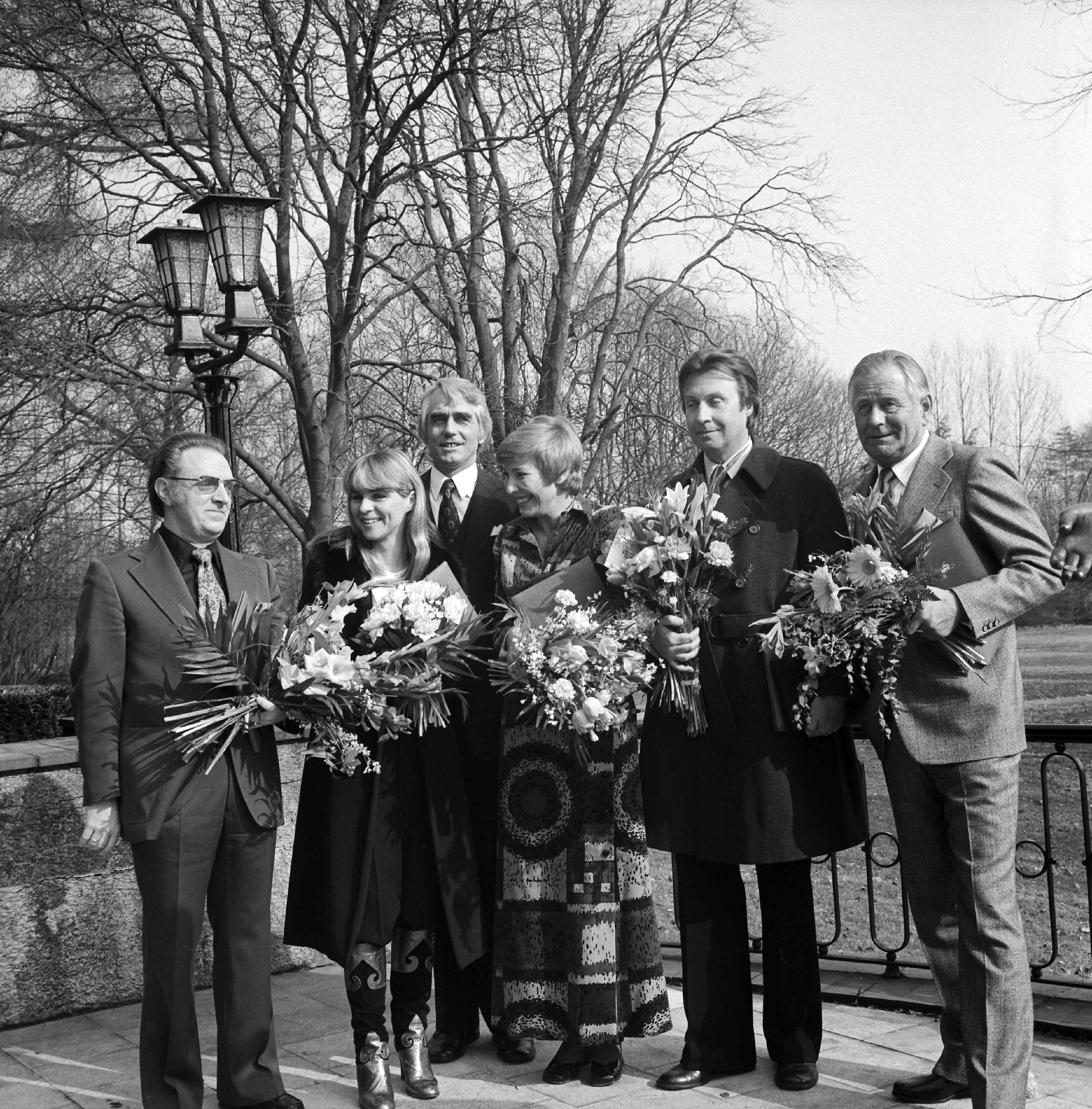 Verleihung des "Goldenen Bildschirms": Preisträger mit Blumensträußen, darunter Sänger und Schauspieler Peter Alexander, Sängerin und Schauspielerin Cornelia Froboess sowie Naturfilmer Heinz Sielmann,1976